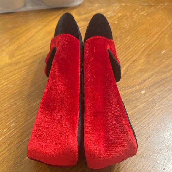 Betsey Johnson Velvet Lips Slippers Sz 7 8 Medium Red & Black Quilted Insole EUC - Picture 4 of 9